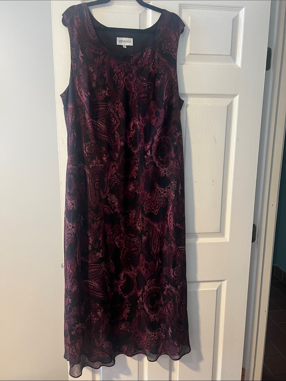 Studio 1 Women's Sleeveless Paisley Midi Dress in Burgundy